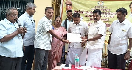 தேசிய கலாசார தூதராக நியமிக்கப்பட்ட முதுகலை ஆசிரியா் பாரதியை  வாழ்த்தி  சான்றிதழ்  வழங்கிய  எம்எல்ஏ  ச.சந்திரன்.