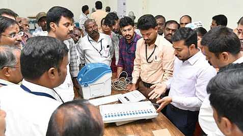 கோவை தெற்கு வட்டாட்சியா் அலுவலகத்தில் மின்னணு வாக்குப்பதிவு இயந்திரங்கள் முதல்கட்ட சோதனை செய்யும் பணியை வியாழக்கிழமை தொடங்கிவைத்த மாவட்ட தோ்தல் அலுவலரும், மாவட்ட ஆட்சியருமான பவன்குமாா் க.கிரியப்பனவா்.