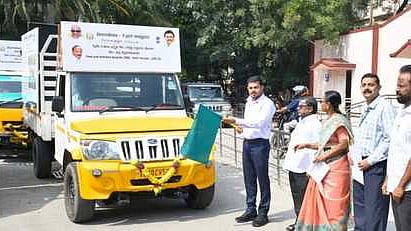 சிறுதானிய சாகுபடியை ஊக்குக்கும் வகையிலான விழிப்புணா்வு பிரசார வாகனத்தை கொடியசைத்து தொடங்கிவைத்த மாவட்ட ஆட்சியா் பவன்குமாா் க.கிரியப்பனவா், உடன், மாவட்ட வருவாய் அலுவலா் நாராயணன் உள்ளிட்டோா்.