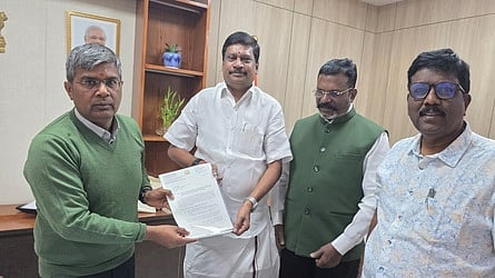 விக்கிரவாண்டி: விபத்துகள் நிகழும் பகுதிகளில் மேம்பாலங்களை அமைக்க வலியுறுத்தல்