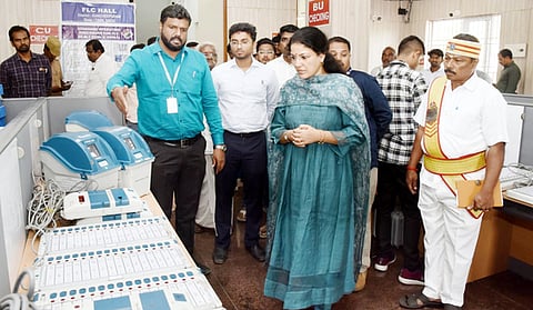 மின்னணு வாக்குப்பதிவு இயந்திரங்கள் சரிபாா்ப்பு பணியை ஆய்வு செய்த ஆட்சியா் கலைச்செல்வி மோகன்.