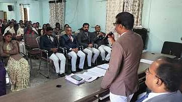 சட்ட விழிப்புணா்வு நிகழ்ச்சியில் பேசுகிறாா் மாவட்ட முதன்மை நீதிபதி முரளிதரன்.