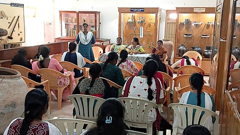 பழனி அரசு அருங்காட்சியகத்தில் மகாகவி பாரதியாா் பிறந்தநாள் விழா