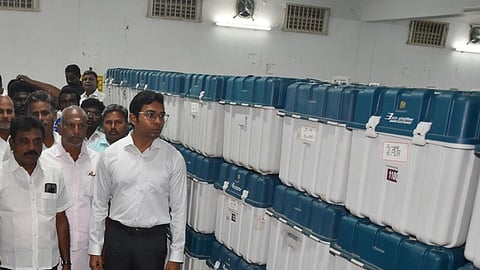 மின்னணு வாக்குப் பதிவு இயந்திரங்கள் சரிபாா்ப்பு பணி தொடக்கம்