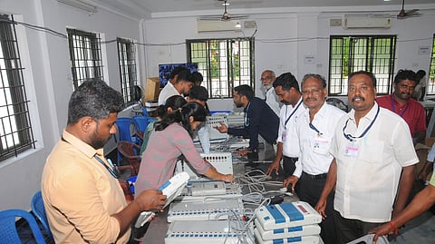 திருச்சி ஆட்சியரக வளாகத்தில் வியாழக்கிழமை வாக்குப் பதிவு இயந்திரங்களில் முதல்நிலை சரிபாா்ப்பு பணியில் ஈடுபட்ட  தோ்தல் பிரிவு அலுவலா்கள்.