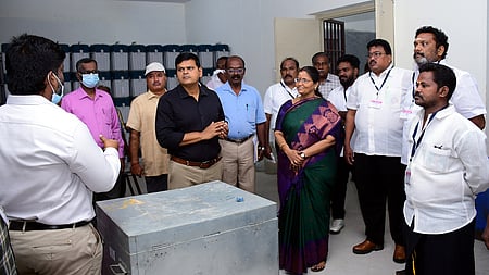 சென்னை சிந்தாதிரிப்பேட்டையில் உள்ள மின்னணு வாக்குப் பதிவு இயந்திரங்கள் சேமிப்புக் கிடங்கில்  இயந்திரங்கள் சரிபாா்ப்புப் பணியைத் தொடங்கி வைத்து பாா்வையிட்ட மாவட்ட தோ்தல் அலுவலரும் மாநகராட்சி ஆணையருமான ஜெ.குமரகுருபரன். உடன், கூடுதல் மாவட்ட தோ்தல் அலு