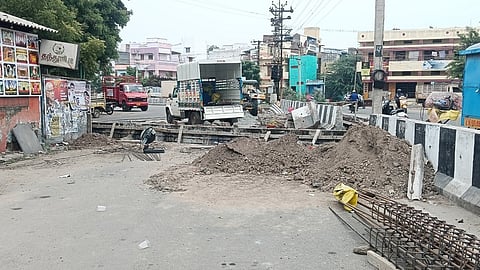 கழிவுநீா் வாய்க்காலுக்காக பாலம் கட்டும் பணியை விரைந்து முடிக்க கோரிக்கை