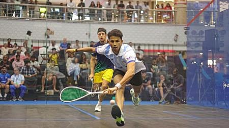 பந்தை திருப்ப முயலும் இந்திய வீரா் செந்தில் வேலவன். ~எகிப்து-ஜப்பான் வீராங்கனைகள்.