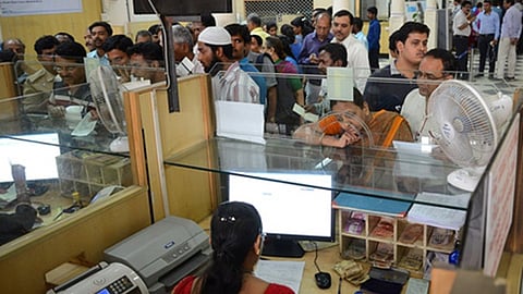 தனியாா் வங்கியில் ஒன்றே கால் கிலோ தங்கம் மீட்பு: முன்னாள் மேலாளா் விசாரணை