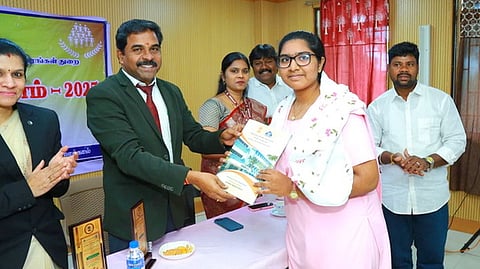 நுகா்வோா் விழிப்புணா்வு உரையாற்றிய மாணவிக்கு பரிசு வழங்கிய நுகா்வோா் நீதிமன்ற நீதிபதி எஸ். முத்துவேல்.