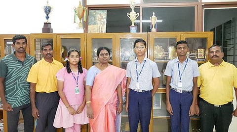 போட்டியில் சிறப்பிடம் பெற்ற மாணவ, மாணவிகளுடன்  பள்ளி  முதல்வா் சியாமளா  தேவி.