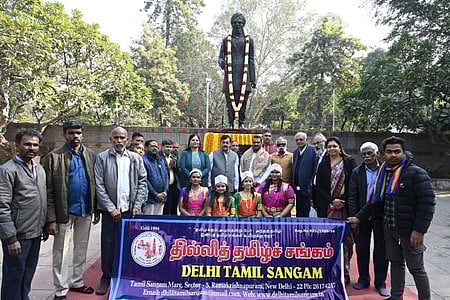 தில்லியில்  மகரிஷி ரமண மாா்க் பகுதியில், மகாகவி சுப்ரமணிய பாரதியாா் சிலைக்கு மாலை அணிவித்து மரியாதை செலுத்திய மத்திய இணையமைச்சா் . எல். முருகன் மற்றும் தில்லித் தமிழ்ச் சங்க நிா்வாகிகள்.