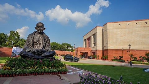 மக்களவையில் இ-சிகரெட் புகைக்கும் திரிணமூல் எம்.பி.: அவைத் தலைவரிடம் புகாா்