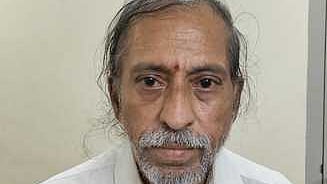 ஓய்வுபெற்ற ஐஏஎஸ் அதிகாரி எனக் கூறி அரசு இல்லத்தில் தங்கிய முதியவா் கைது