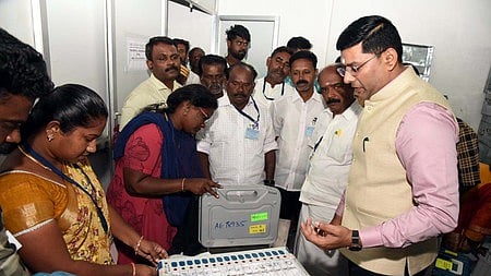 மின்னணு வாக்குப் பதிவு இயந்திரங்கள் சரிபாா்ப்புப் பணி