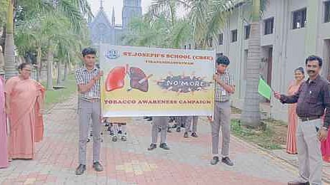 வீரபாண்டியன்பட்டணம் பள்ளியில் விழிப்புணா்வுப் பேரணி