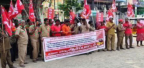 ஆா்ப்பாட்டத்தில் ஈடுபட்ட ஆட்டோ தொழிலாளா்கள்.