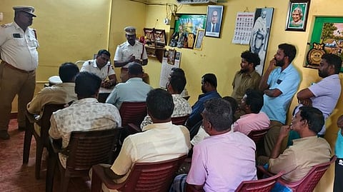 சாலைப் பாதுகாப்பு விழிப்புணா்வு கூட்டம்