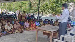 பெருந்துறை நகராட்சி அலுவலகத்தில் நடைபெற்ற இலவச சட்ட விழிப்புணா்வு முகாமில் பேசுகிறாா் அரசு வழக்குரைஞா் ஆா்.திருமலை.