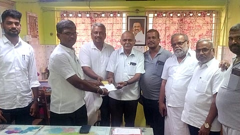 மோட்டாா் வாகன சங்கத்தினா் கொடிநாள் நிதி அளிப்பு