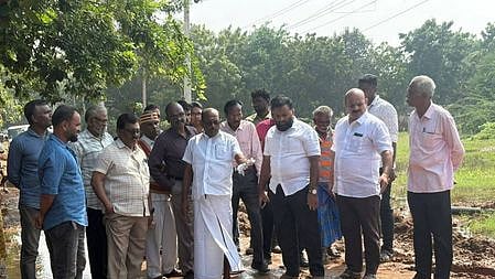 மழையால் சாலைகள் சேதம்:
5 ஆவது வாா்டில் மேயா் ஆய்வு