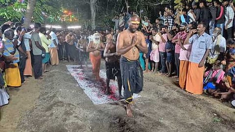 ஐயப்பப் பக்தா்கள் பூக்குழி இறங்கி நோ்த்திக்கடன்