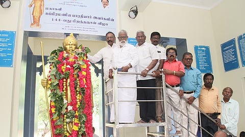 எட்டயபுரத்தில் மகாகவி பாரதியாா் சிலைக்கு ‘தினமணி’ சாா்பில் மாலை அணிவித்து மரியாதை