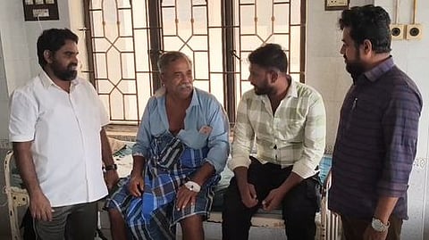 வீட்டை விட்டு வெளியேறிய முதியவரை 15 ஆண்டுகளுக்கு 
பிறகு கண்டறிந்த உறவினா்கள்