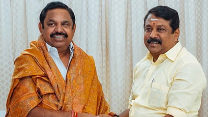 சென்னை பசுமை வழிச்சாலையில் உள்ள இல்லத்தில் அதிமுக பொதுச்செயலா் எடப்பாடி கே.பழனிசாமியை வியாழக்கிழமை சந்தித்துப் பேசிய தமிழக பாஜக தலைவா் நயினாா் நாகேந்திரன்.