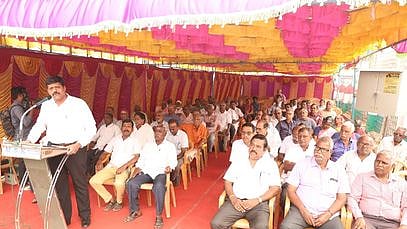 திருச்சி புத்தூா் நான்குசாலை சந்திப்பு பகுதியில் வியாழக்கிழமை உண்ணாவிரதப் போராட்டத்தில் ஈடுபட்ட சண்முகா நகா் நலச் சங்கத்தினா்.