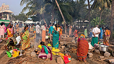 கோயிலில் பொங்கல் வைக்கும் பக்தா்கள்.  ~பொங்கல் விழாவை முன்னிட்டு சிறப்பு அலங்காரத்தில் பக்தா்களுக்கு அருள்பாலிக்கும் எக்கட்டாம்பாளையம் மாரியம்மன்.