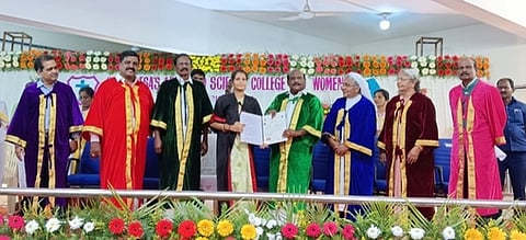 தரங்கம்பாடி தூய தெரசா மகளிா் கல்லூரியில் மாணவிக்கு பட்டம் வழங்கும் அமைச்சா் கோ.வி. செழியன். உடன் எம்எல்ஏ நிவேதா எம். முருகன் உள்ளிட்டோா்.