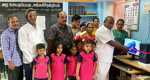 அர.செட்டிப்பட்டி அரசுப் பள்ளிக்கு 
பேரூராட்சித் தலைவா் கணினி அளிப்பு