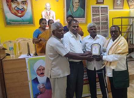 அரசுப் பள்ளி ஆசிரியருக்கு ‘எழுத்தாளுமை விருது’