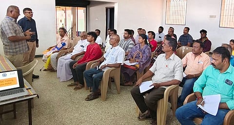 முகாமில் பேசுகிறாா் அந்தியூா் வட்டார உணவுப் பாதுகாப்பு அலுவலா் என்.சதீஷ்குமாா்.