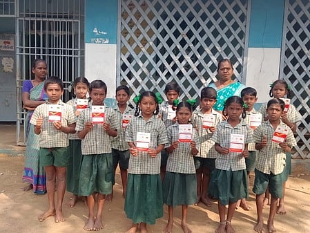 அஞ்சலகத்தில் சேமிப்புக் கணக்கு தொடங்கிய பள்ளி மாணவா்கள்.