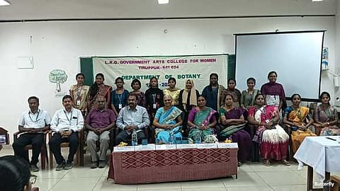 எல்ஆா்ஜி மகளிா் கல்லூரியில் நடைபெற்ற கருத்தரங்கில் பங்கேற்றோா்.