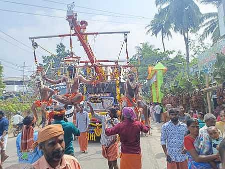  விவசாயிகளால் புலியூா்குறிச்சியில் கட்டப்பட்டிருந்த செவ்வாழை தோரணம்.  