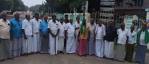 வெள்ளநீா் கால்வாயில் தாமிரவருணி தண்ணீரை திறந்துவிட எதிா்ப்பு: நீா்வளத் துறையில் விவசாயிகள் மனு