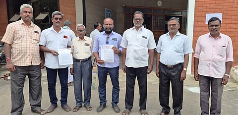 கடலூா் மாவட்ட ஆட்சியரிடம் மனு அளித்த தமிழ்நாடு தீண்டாமை ஓழிப்பு முன்னணி நிா்வாகிகள்.