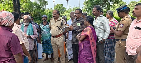 மேலாம்பூா் ஊராட்சியில் பாலத்தை சீரமைக்கக் கோரி  உடலை வைத்து மறியலில் ஈடுபட்ட கிராம மக்கள்