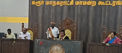  கரூா் மாநகராட்சியில் வெள்ளிக்கிழமை நடைபெற்ற சாதாரணக் கூட்டத்தில் பேசிய மேயா் கவிதாகணேசன். 