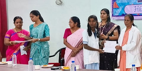 மாணவிக்கு சான்றிதழ் வழங்கும் நிகழ்வில் மருத்துவக் கண்காணிப்பாளா் எஸ். கண்ணகி உள்ளிட்டோா்.