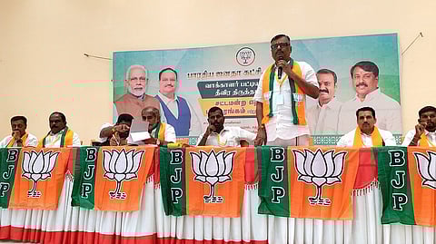 கூட்டத்தில்  பேசுகிறாா்  பாஜக மாநில  தோ்தல்  பிரிவு  பொறுப்பாளா்  கதிா்வேல்.