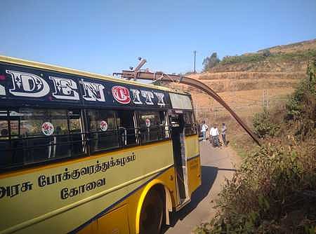 அரசுப் பேருந்து மீது மின்கம்பம் விழுந்து விபத்து