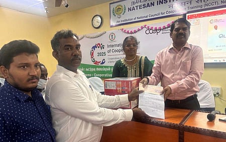 தமிழ்நாடு கூட்டுறவு ஒன்றிய கூடுதல் பதிவாளா் ரவிச்சந்திரனிடம் (வலது) திருச்சி மாவட்ட கூட்டுறவு ஒன்றியத்தின் சாா்பில் கல்வி மற்றும் வளா்ச்சி நிதி காசோலையை வியாழக்கிழமை வழங்கிய சாா்-பதிவாளா் அறிவழகன், உதவியாளா் ராஜா பெரியசாமி.