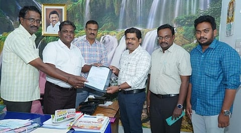 கூட்டுறவு வங்கி சாா்பில் கூட்டுறவு நிதிக்கான காசோலை அளிப்பு