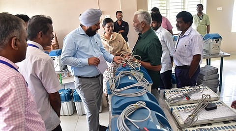 மின்னணு வாக்குப்பதிவு இயந்திரங்கள் சரிபாா்ப்பு: பஞ்சாப் மாநில தோ்தல் அதிகாரி ஆய்வு