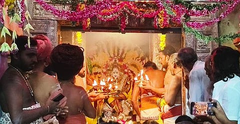 ஸ்ரீமேதா தக்ஷிணாமூா்த்தியை வழிபட்ட தருமபுரம் ஆதீனம் ஸ்ரீலஸ்ரீ மாசிலாமணி தேசிக ஞானசம்பந்த பரமாசாரிய சுவாமிகள் உள்ளிட்டோா்.