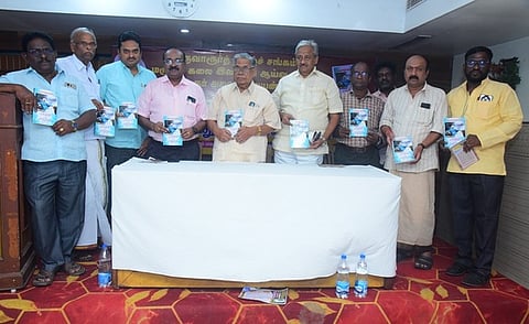 திருவாரூரில் நடைபெற்ற நூல் வெளியீட்டு விழாவில் பங்கேற்ற தமிழ்ச்சங்க நிா்வாகிகள்.